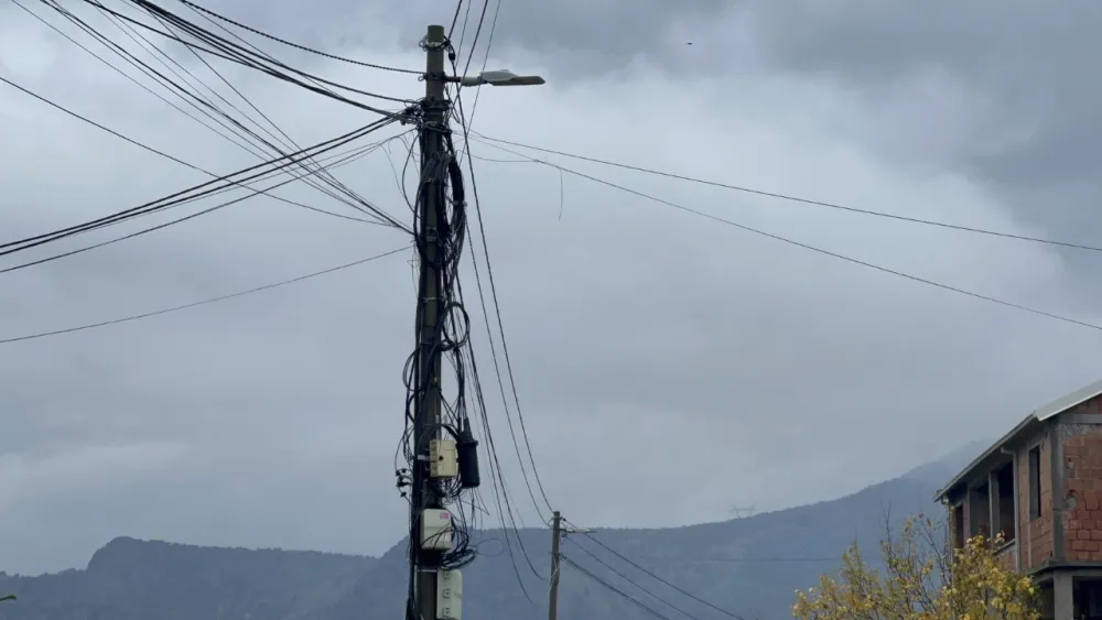 (FOTO) Stanovnici Ulice na Staroj Zlatici pozivaju CEDIS da rije&scaron;i problem: Dјeca nam uče pod &scaron;terikama