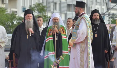 Dolazak patrijarha Porfirija u Podgoricu, patrijarh Porfirije, patrijarh Porfirije ispred hrama u Podgorici, docek patrijarha, docek Porfirija