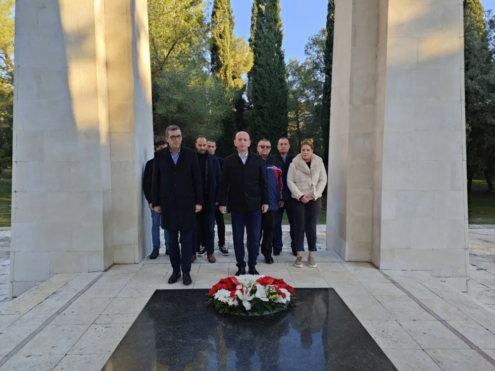 Delegacija DNP-a položila vijenac na spomen-obilježje Partizanu borcu na Gorici