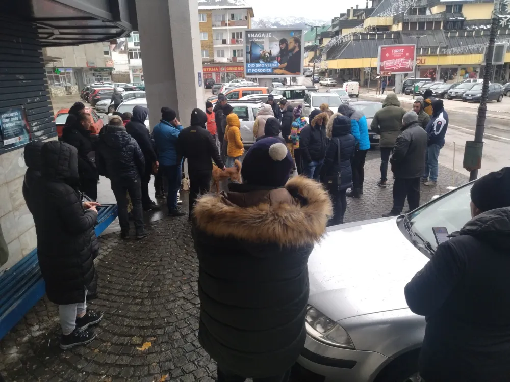 Vlasnici nelegalnih objekata na Žabljaku poručili: Vikendice će braniti i životima