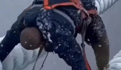 (VIDEO) Električar po snijegu ide po dalekovodu, ispod njega provalija