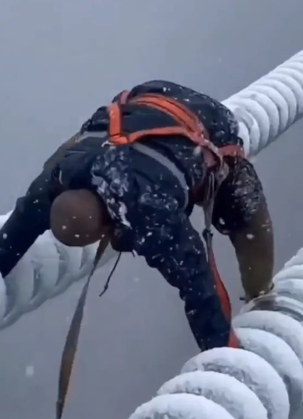 (VIDEO) Električar po snijegu ide po dalekovodu, ispod njega provalija