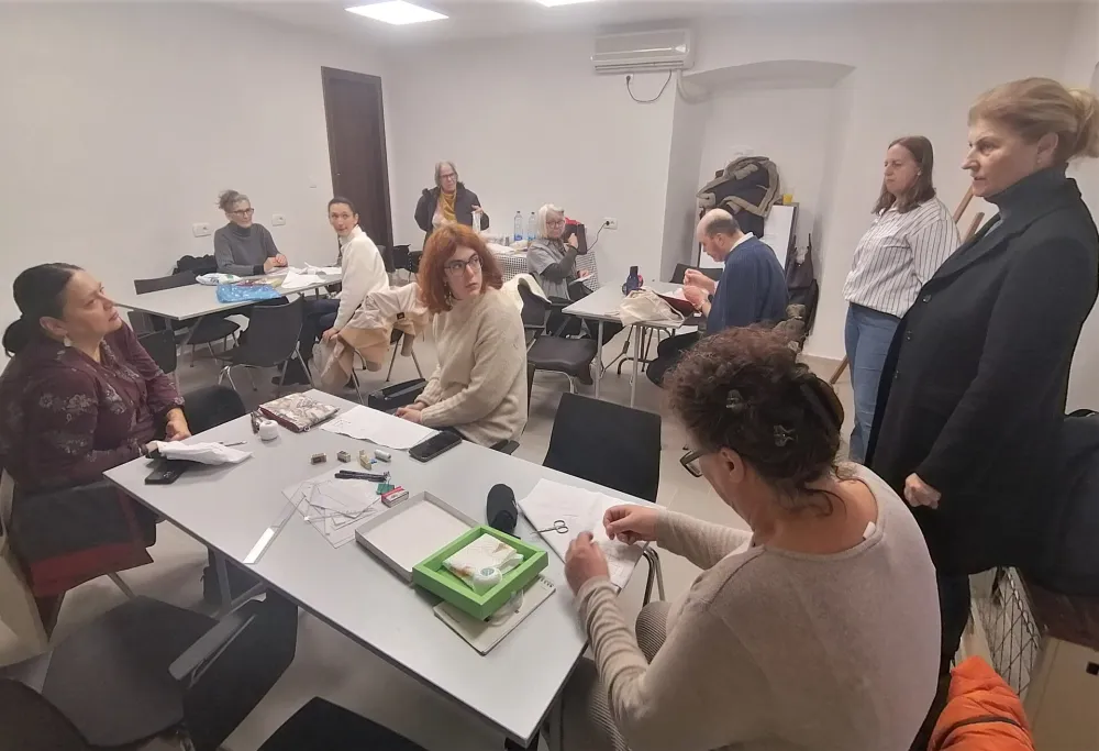 DOBROTSKA ČIPKA: Retićelu ukra&scaron;enu lozicom i bobicom vezu i dјeca