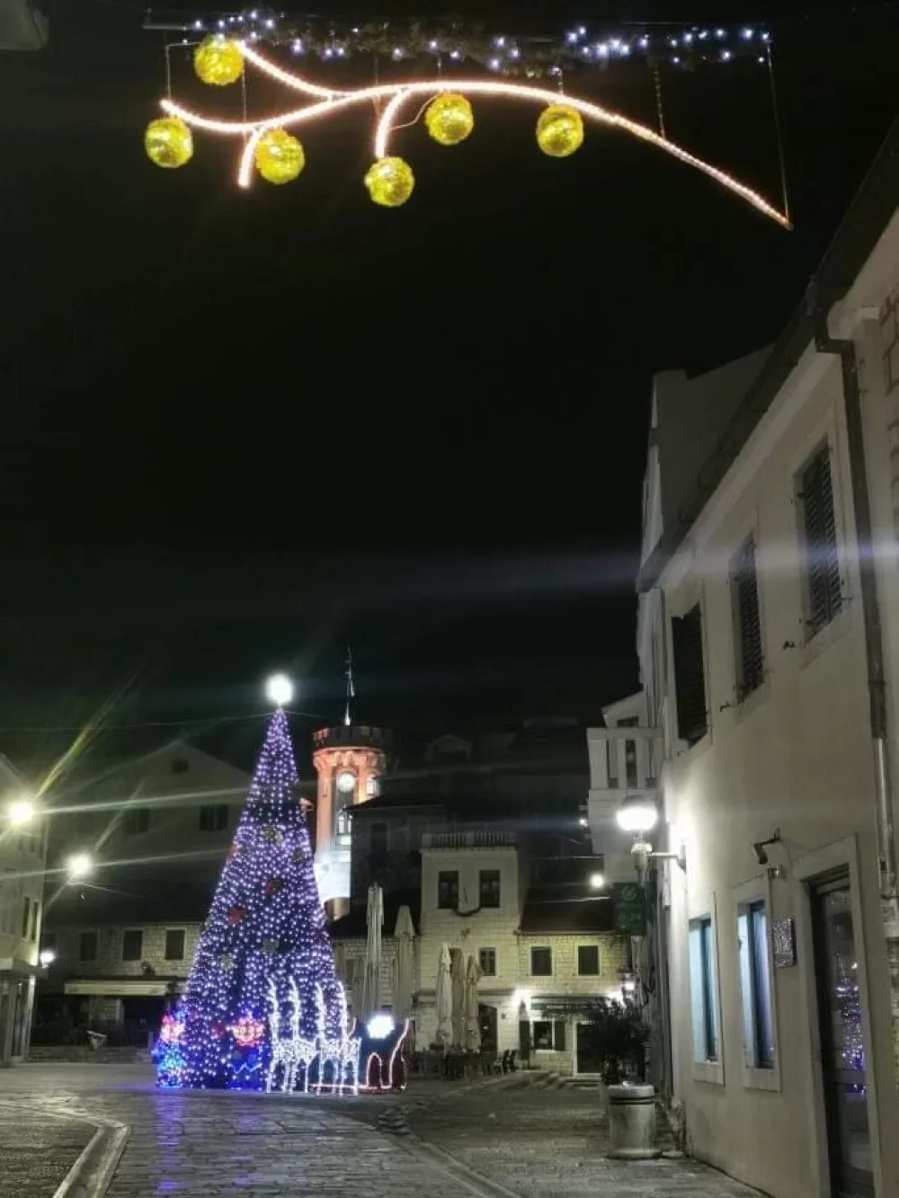 Herceg Novi skromno okićen