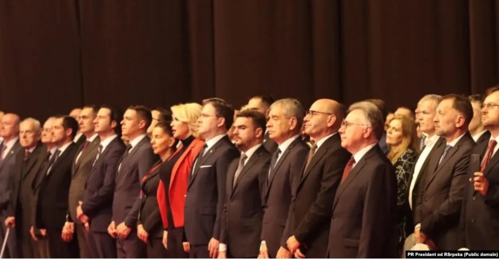 FOTO: Predsjedni&scaron;tvo RS<br>Ministri iz Crne Gore, Marko Kovač i Aleksandar Damjanović na proslavi neustavnog Dana RS. (peti i &scaron;esti s lijeva).<br>
