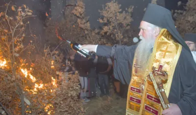 nalaganje badnjaka ispred hrama