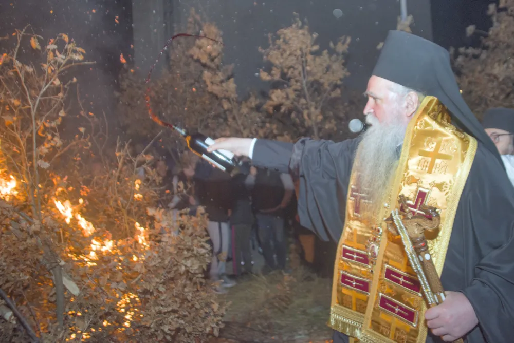 nalaganje badnjaka ispred hrama