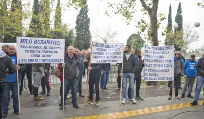 protest zeljezaraca ispred institucija