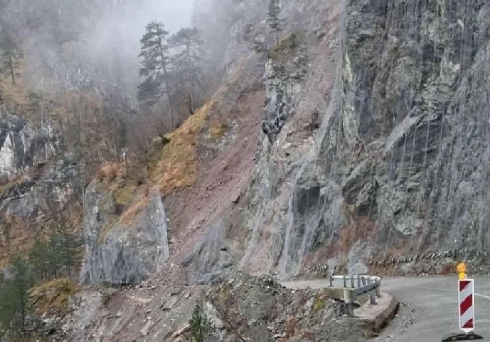 Zbog odrona u Sokolovinama saobraćaj u prekidu