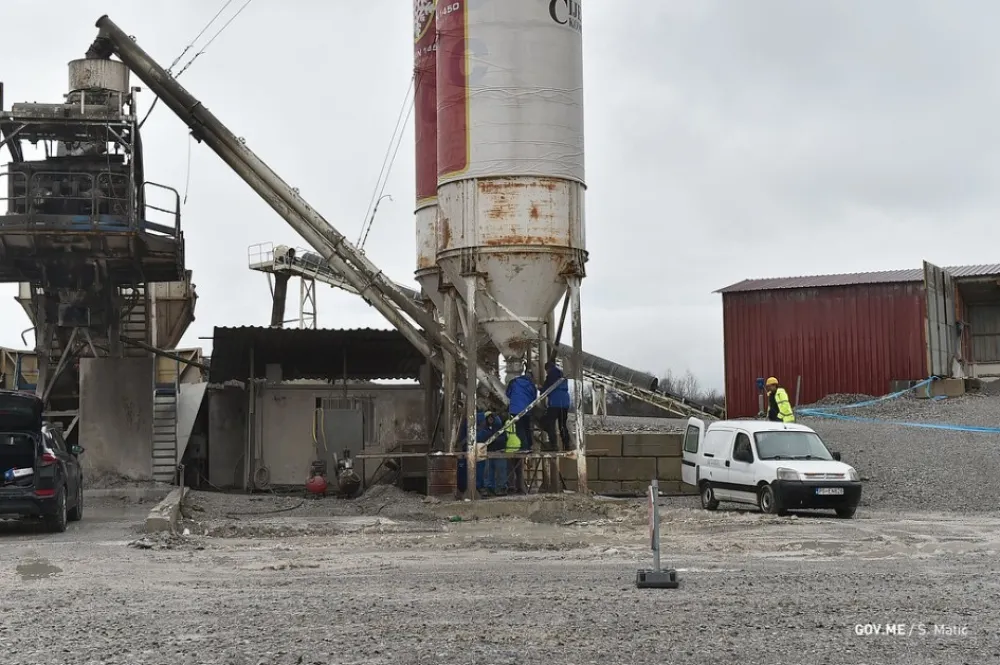 Uklanjanje postrojenja za proizvodnju betona kompanije Cijevna komerc