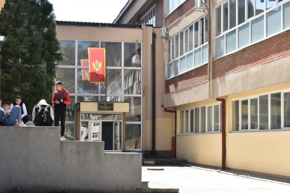 Зграда у којој се налазе двије школе