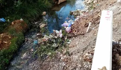 Корито ријеке затрпано отпадом