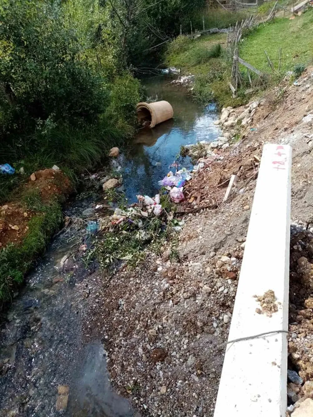 Корито ријеке затрпано отпадом