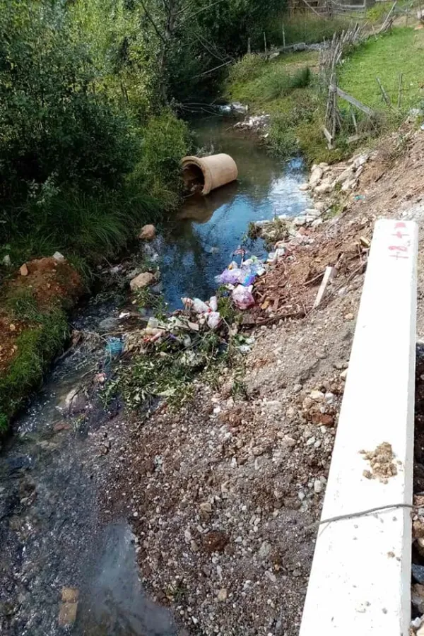 Корито ријеке затрпано отпадом