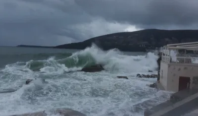 Potraga za dječakom: Ronioci pretražuju dubine i bore se sa olujnim talasima, stigao helikopter