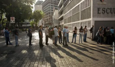 Чекају ред да гласају