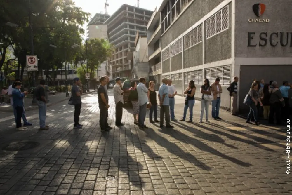 Чекају ред да гласају