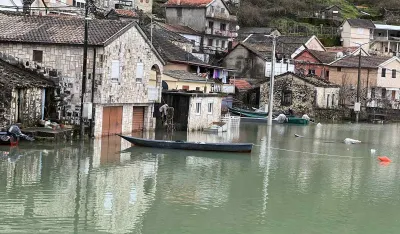 Voda ispod prozora kuća na Vranjini