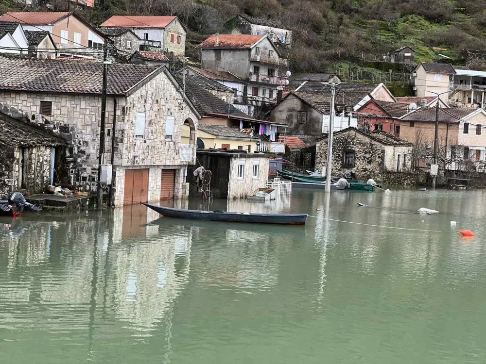 Voda ispod prozora kuća na Vranjini