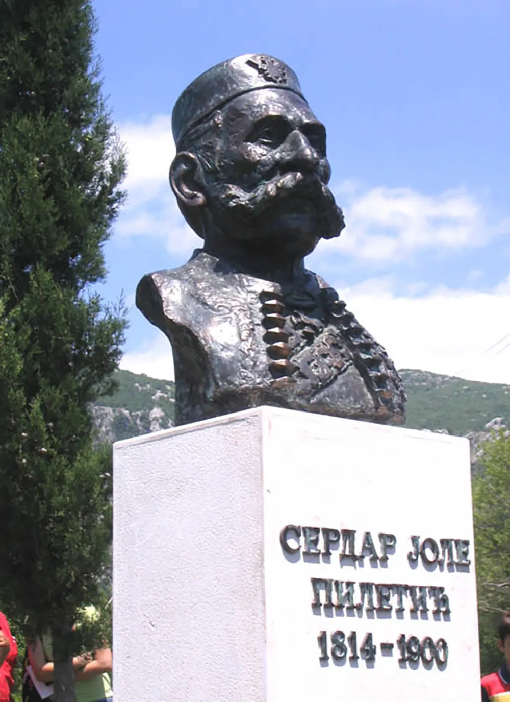 Сердар Јоле Пилетић, биста испред манастира Ћелија пиперска (ФОТО: МИЛАН СТОЈОВИЋ)