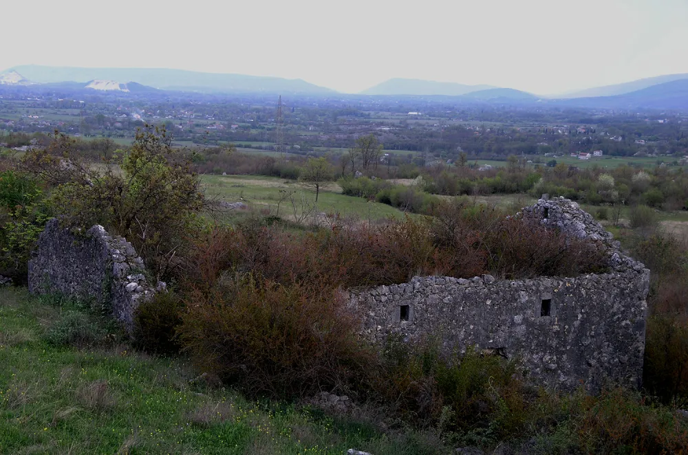 Остаци куле Тодора Кадића у Бовану (ФОТО: Б.СИМОНОВИЋ/М.СТОЈОВИЋ)