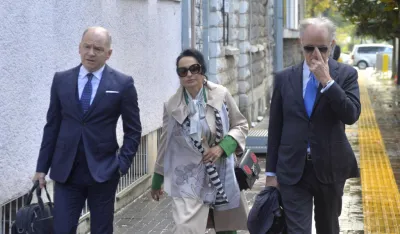 Меденица с адвокатима