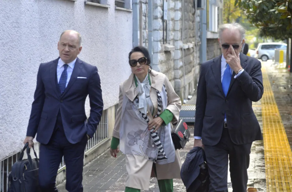 Меденица с адвокатима