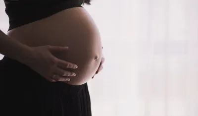 Evo za&scaron;to trudnice na porođaju ne smiju imati nalakirane nokte