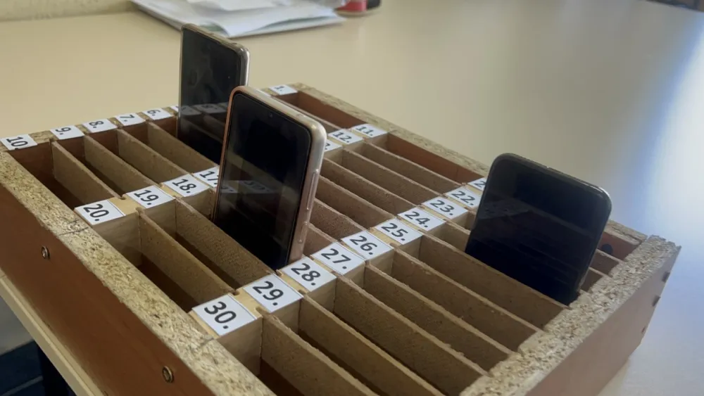 Stručnjaci smatraјu da јe kontrolisano kori&scaron;ćenje telefona u &scaron;kolama poželjno: Učionice niјesu za igre bez granica