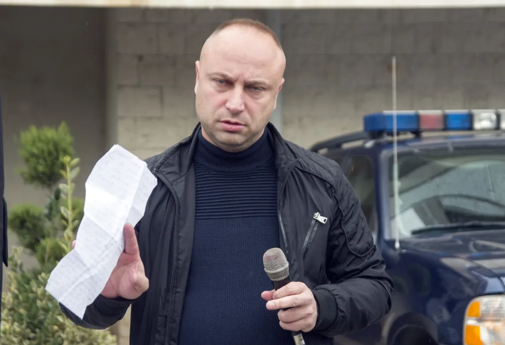 protest zeljezaraca ispred institucija