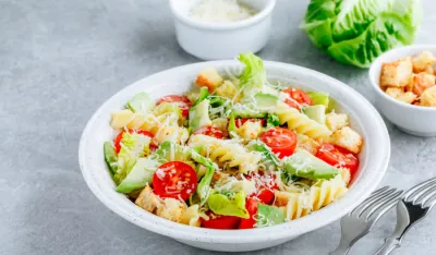 Salata sa tjesteninom i avokadom