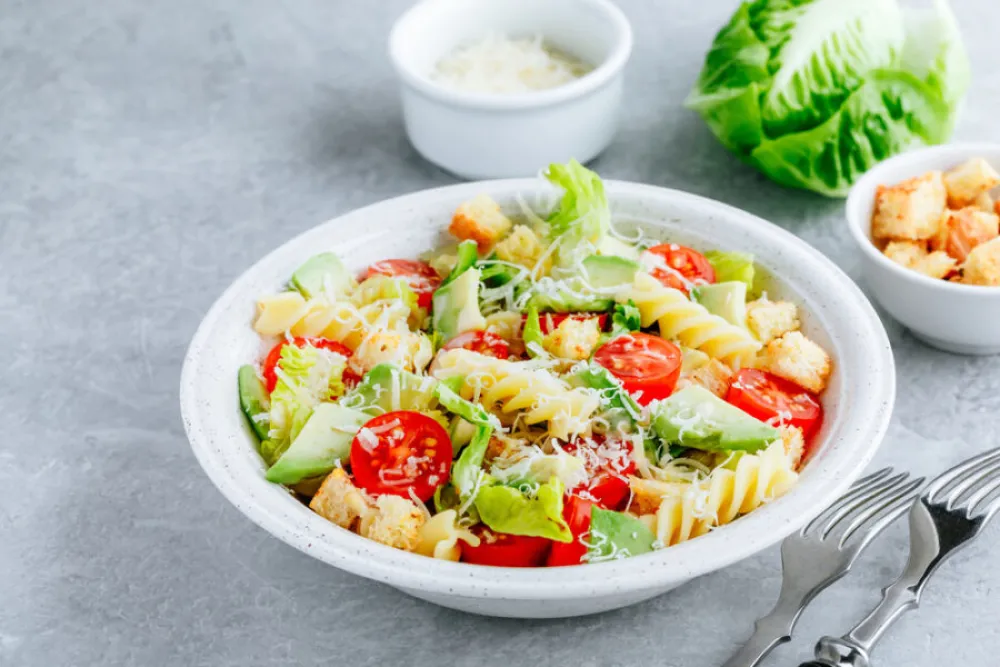 Salata sa tjesteninom i avokadom