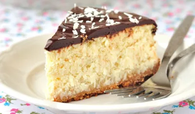 Kokos kolač sa čokoladnom glazurom