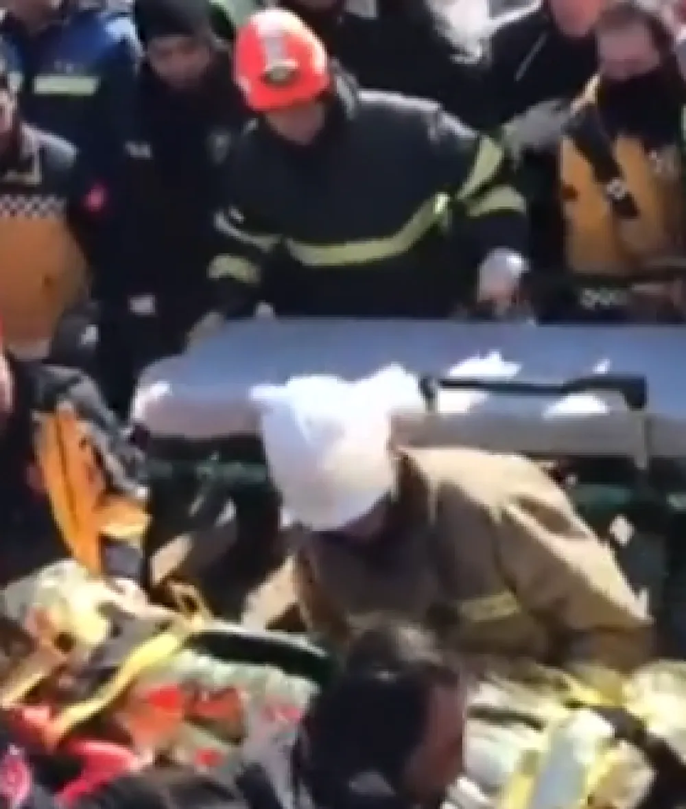 (VIDEO) Spa&scaron;eno pet članova jedne porodice, preživjeli pod ru&scaron;evinama