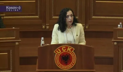 Svečana sjednica kosovskog parlamenta, na govornici amblem "UČK"