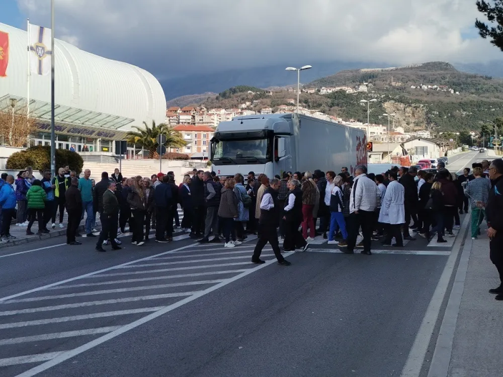 протест радника Института трећи дан