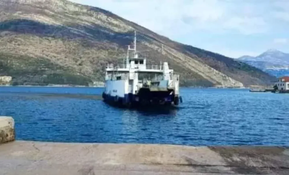 трајект Василије пристиже