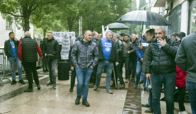 protest zeljezaraca ispred institucija