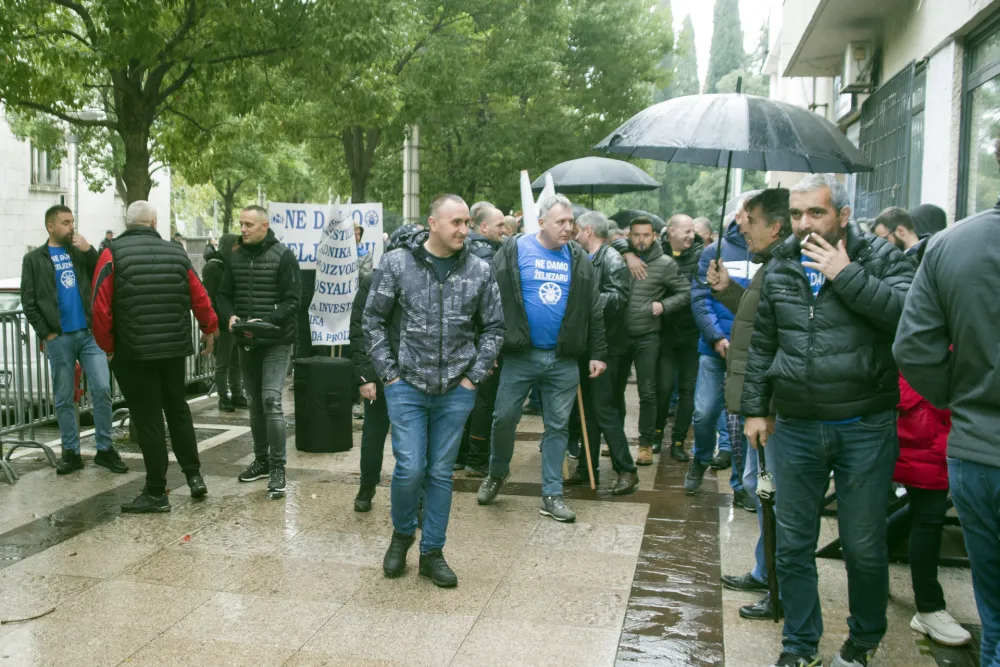 protest zeljezaraca ispred institucija