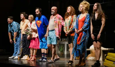 Slojevita građanska drama puna komediјe i apsurda