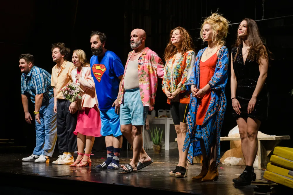 Slojevita građanska drama puna komediјe i apsurda