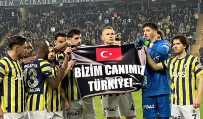 Igrači Fenera sa porukom