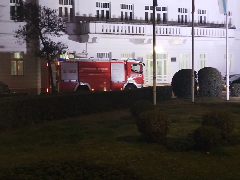 (FOTO/VIDEO) Dojava o bombi u zgradi parlamenta Glavnog grada uoči sastanka DPS-a