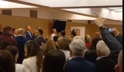 (VIDEO) Sa sjednice gradskog odbora DPS-a lažnoj dojavi o bombi "odgovorili" pjevajući himnu