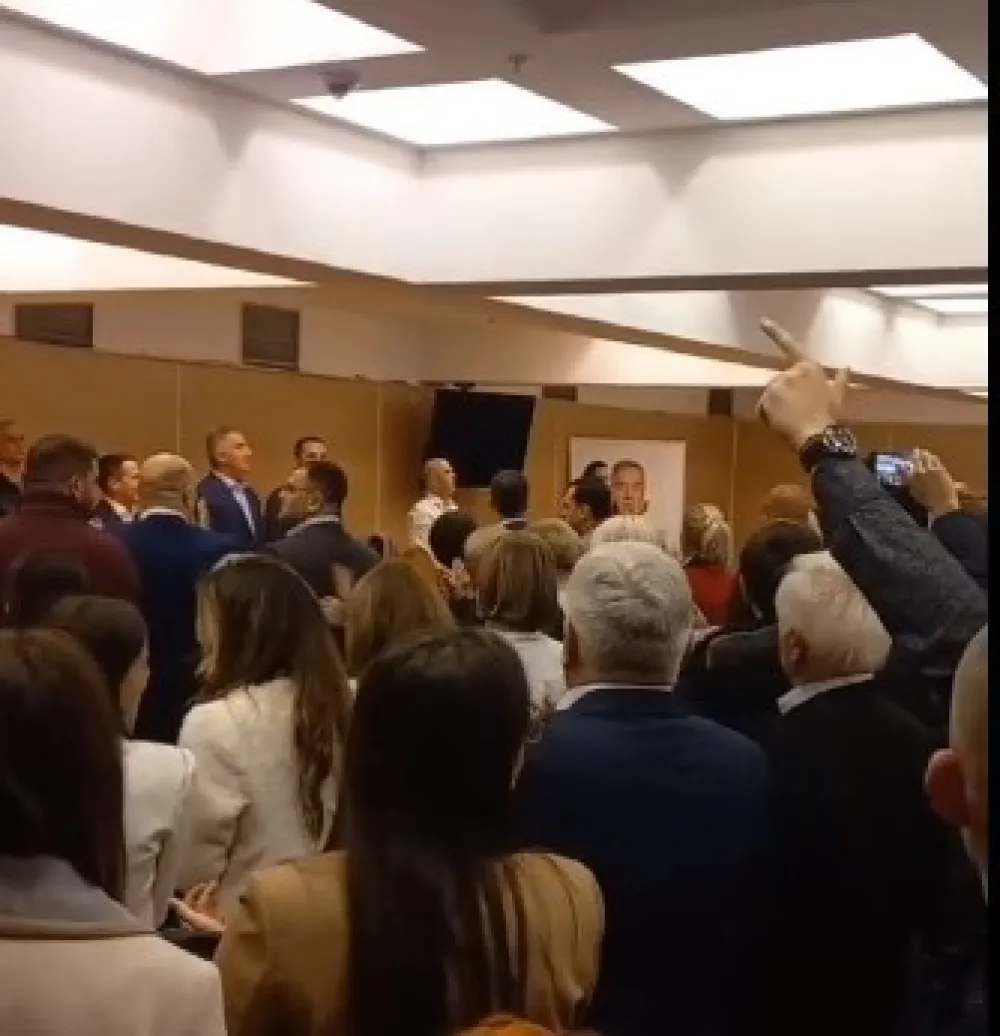 (VIDEO) Sa sjednice gradskog odbora DPS-a lažnoj dojavi o bombi "odgovorili" pjevajući himnu