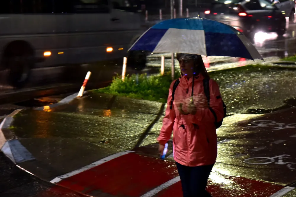 Kisa, nevrijeme, meteo, meteorologija, jesen, zima, vjetar, kisobran, kisobrani