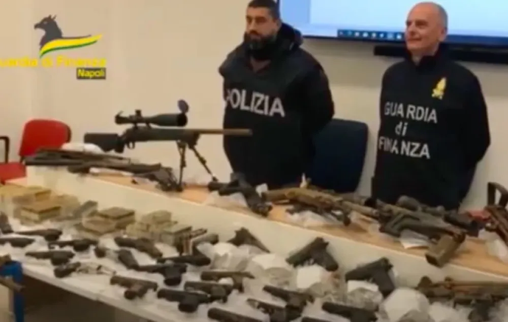 (VIDEO) Italijanska policija prona&scaron;la arsenal oružja
