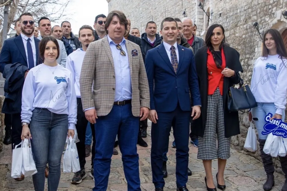 Aleksa Bečić na promotivnom skupu u Budvi