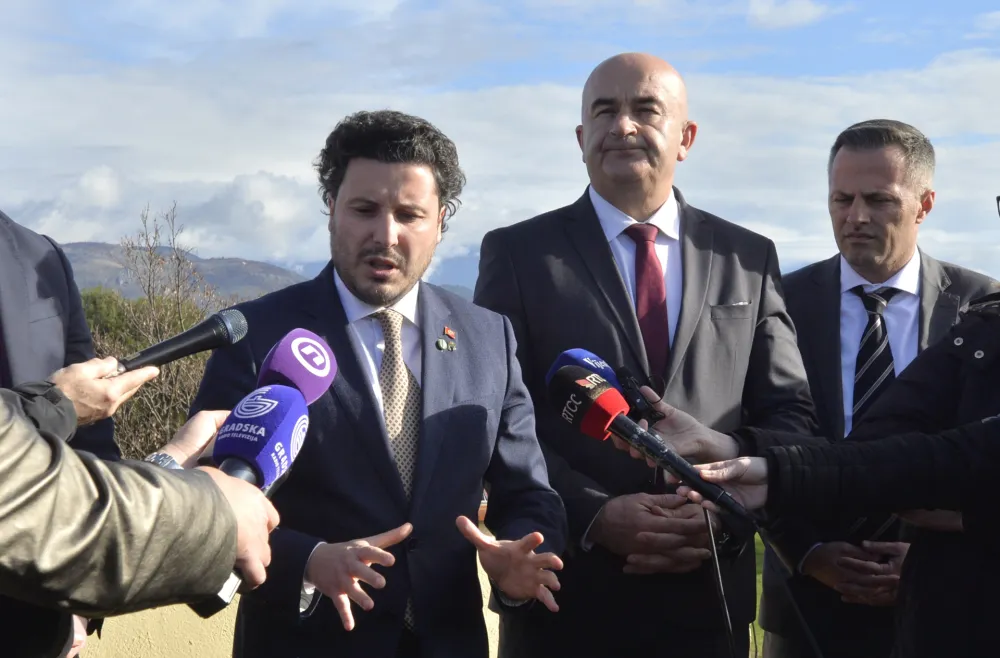 premiier Abazovic u poseti plantazama, Dritan Abazovic i Vladimir Jokovic, Vladimir Jokovic, Dritan Abazovic, ministar poloprivrede CG Vladimir Jokovic