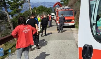 (FOTO) Vozilo sletjelo u provaliju: Kotorski vatrogasci spasili dvije osobe